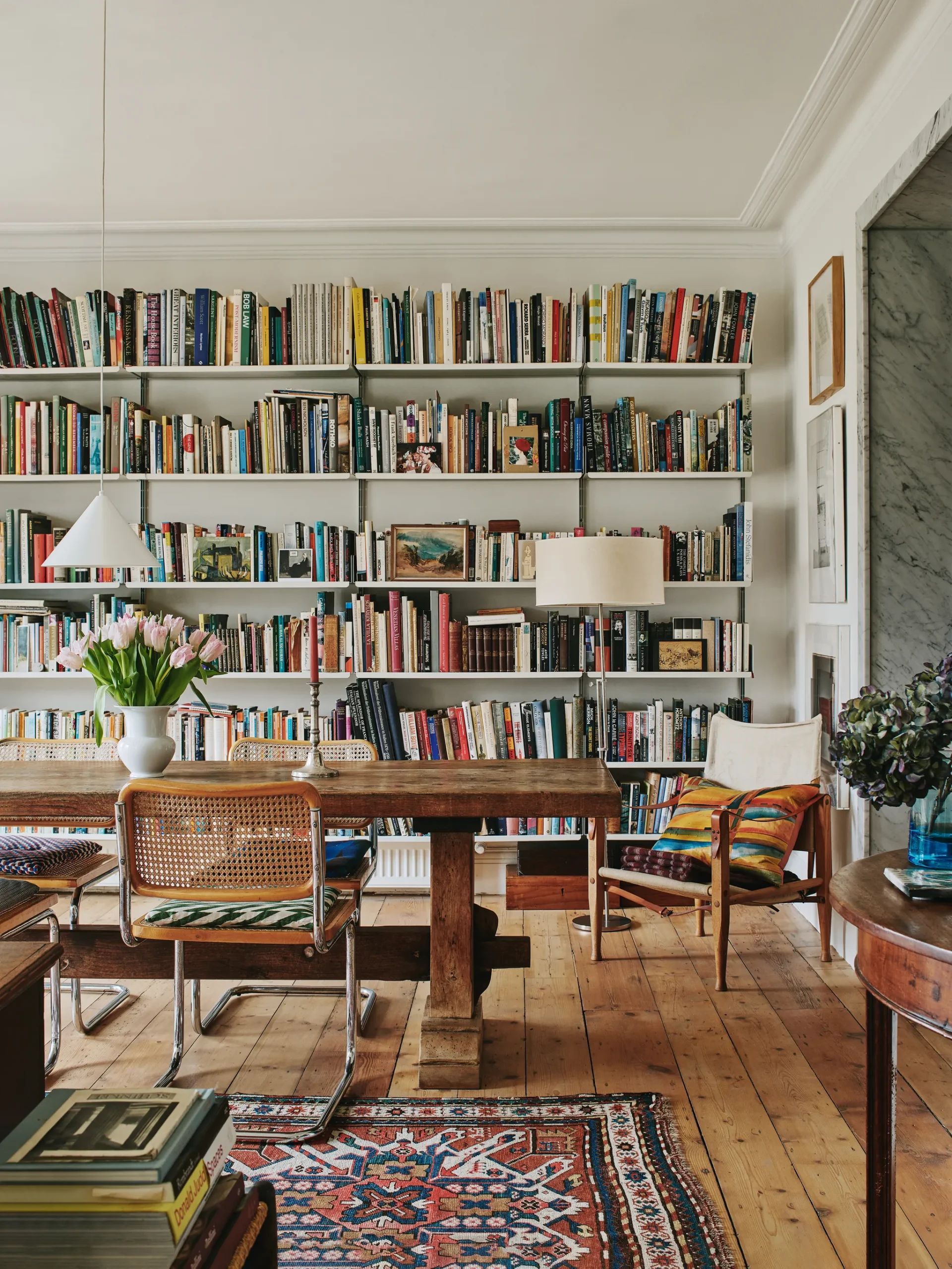 Creative Bookshelf Styling Ideas for Cozy Rooms